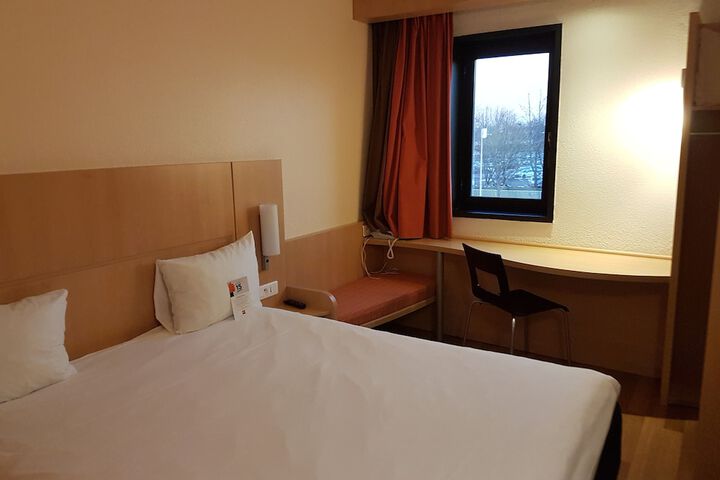 Room 4 of 62