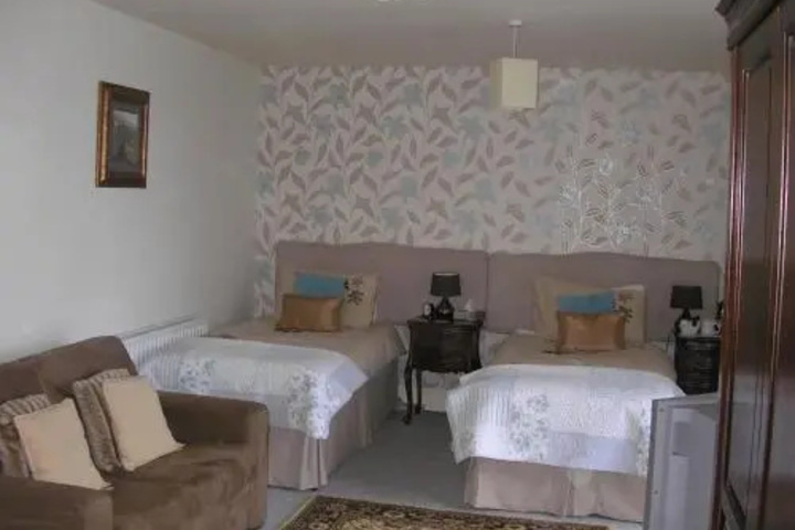 Room 4 of 5