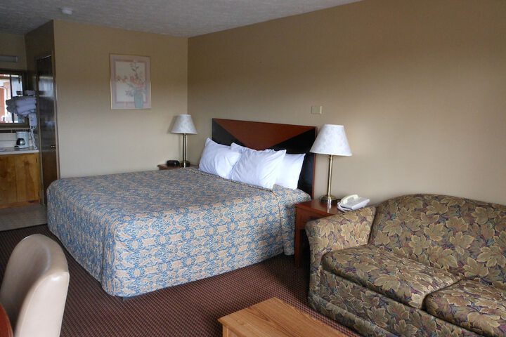 1 King Bed (2 of 12)