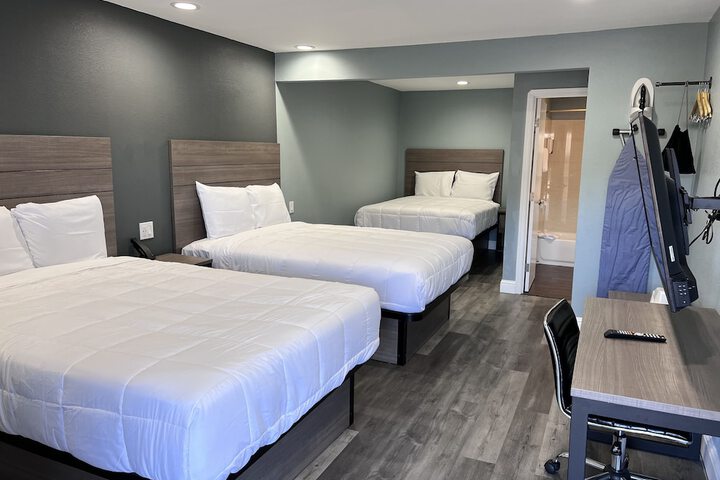 1 Queen Bed (12 of 30)