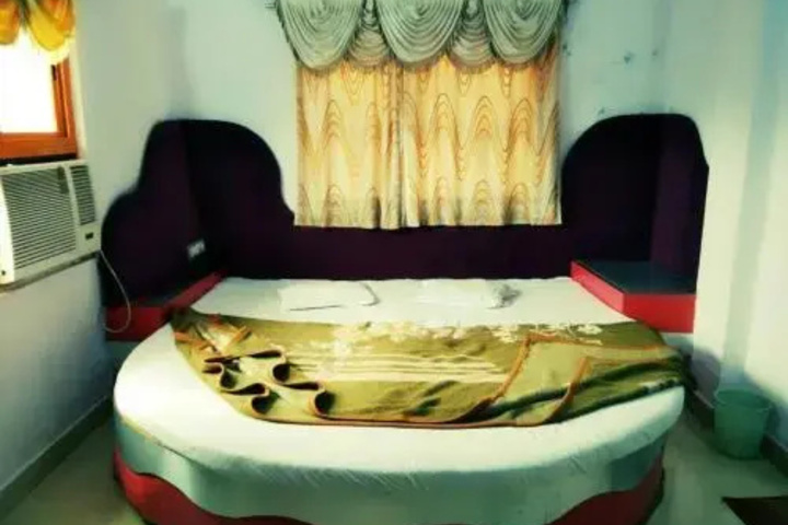 Room 5 of 9