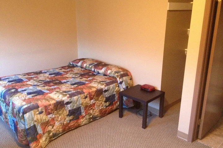 Room 5 of 12