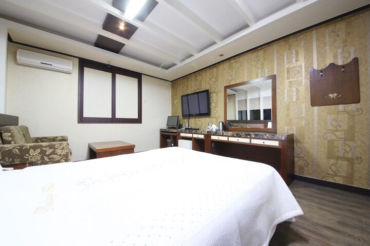 Room 10 of 35