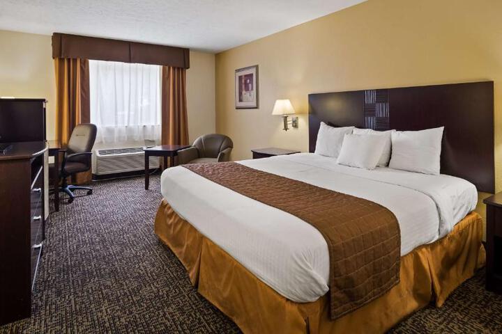1 King Bed High Speed Internet Accessible Microwave and Refrigerator, Coffee Maker Iron and Ironing Board Hairdryer Full Breakfast (2 of 17)