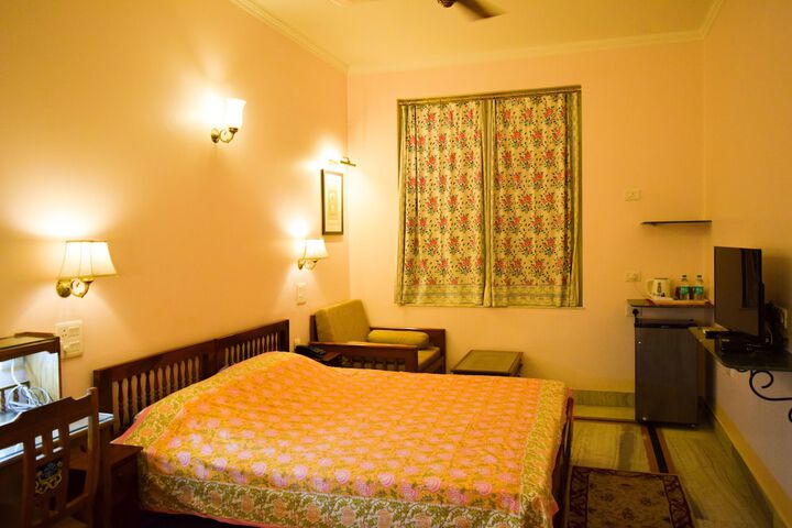 Room 5 of 182