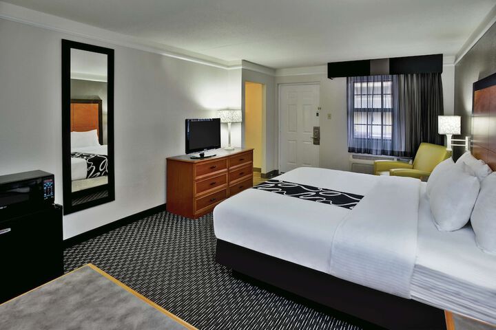 1 King Bed (7 of 16)