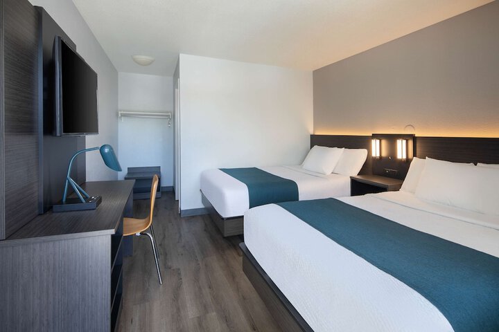 Deluxe Room 2 Double Beds Refrigerator, Microwave (9 of 9)