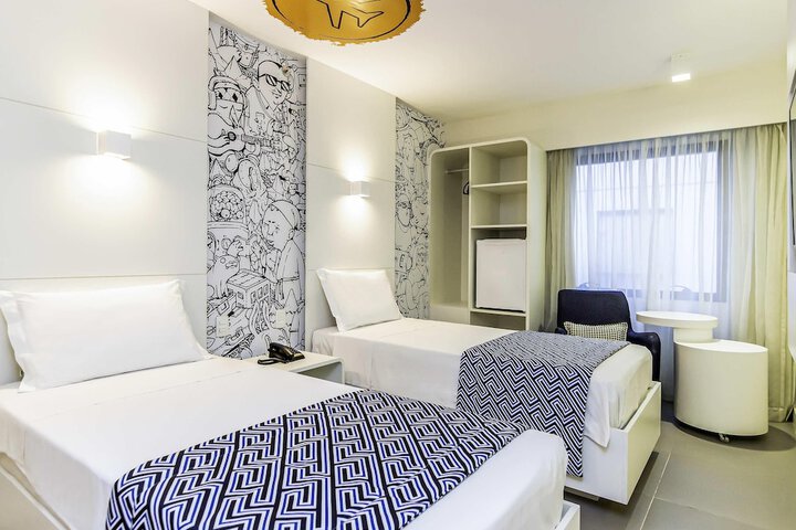Room 21 of 102