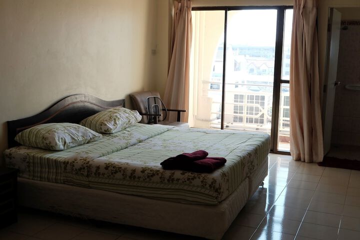 Room 6 of 18
