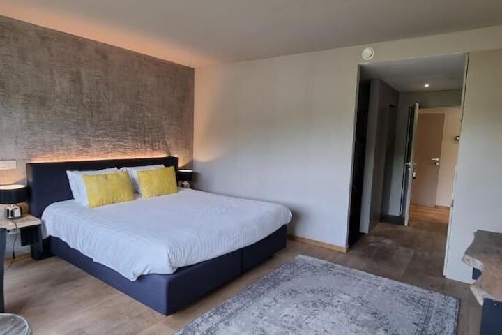 Room 10 of 65