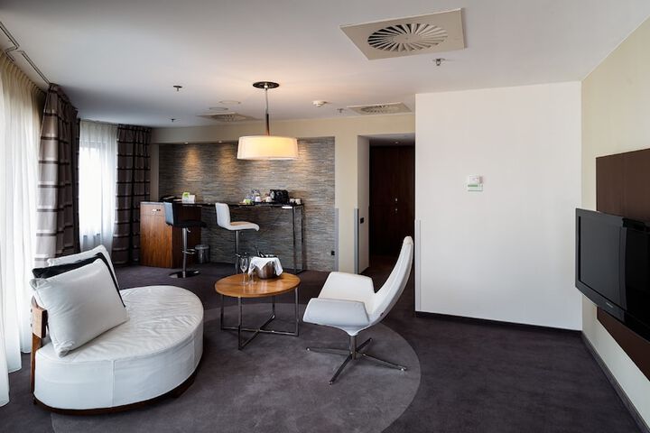 Room 7 of 91