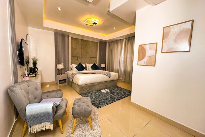 Room 13 of 36