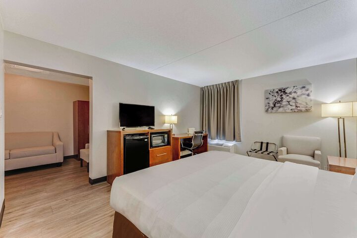1 King Bed (4 of 13)