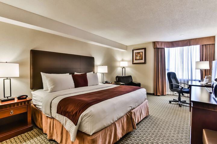 1 King Bed - Wireless High Speed Nt Refridgerator Wrk Dsk Coffee Maker Full Breakfast (3 of 5)