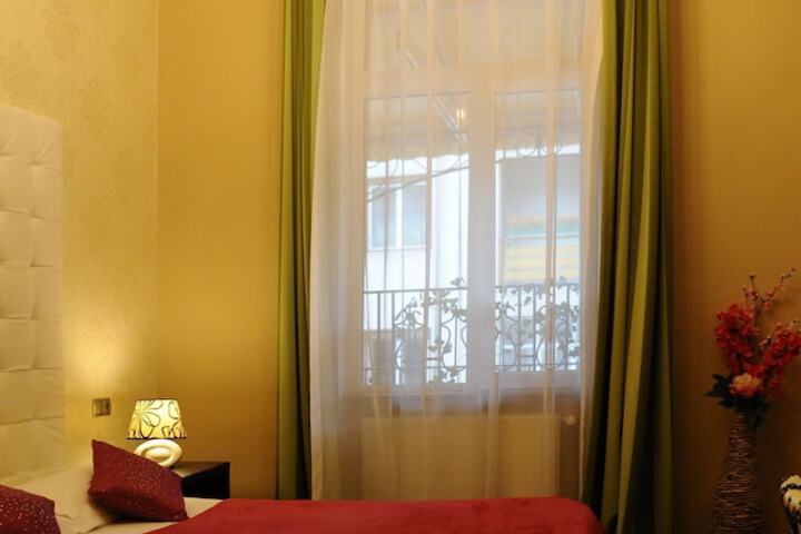 Room 5 of 120