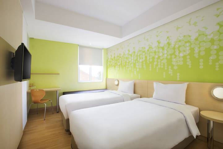 Room 10 of 32