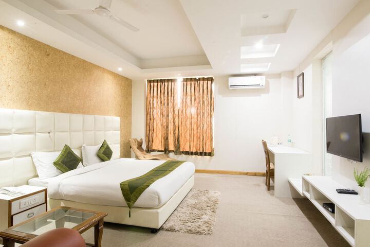 Room 12 of 32
