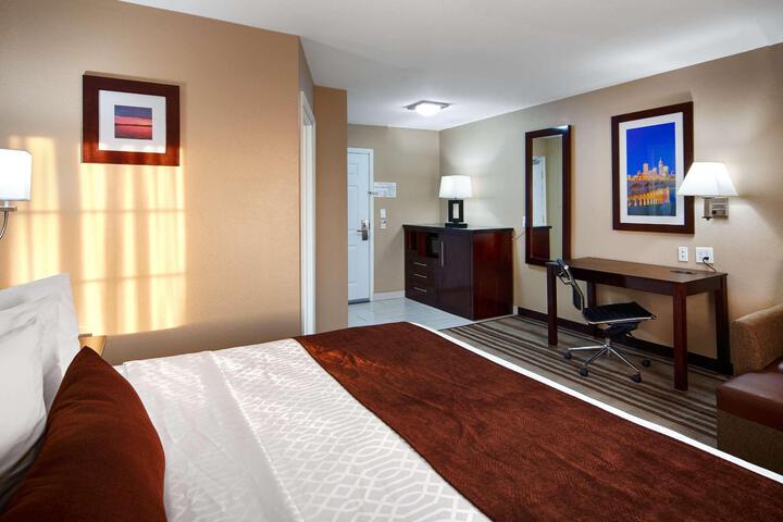 Accessible Suite King Bed Mobility Accessible Roll in Shower Sofa Bed Full Breakfast (6 of 15)
