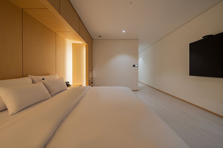 Room 18 of 104