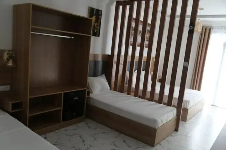 Room 4 of 8