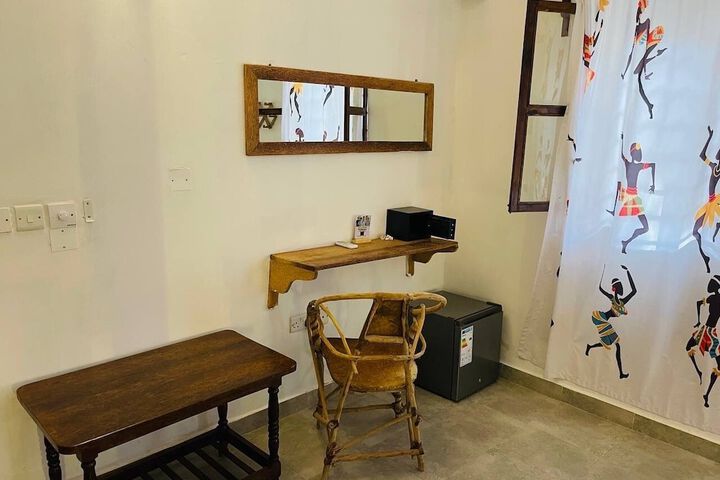 Room 7 of 103