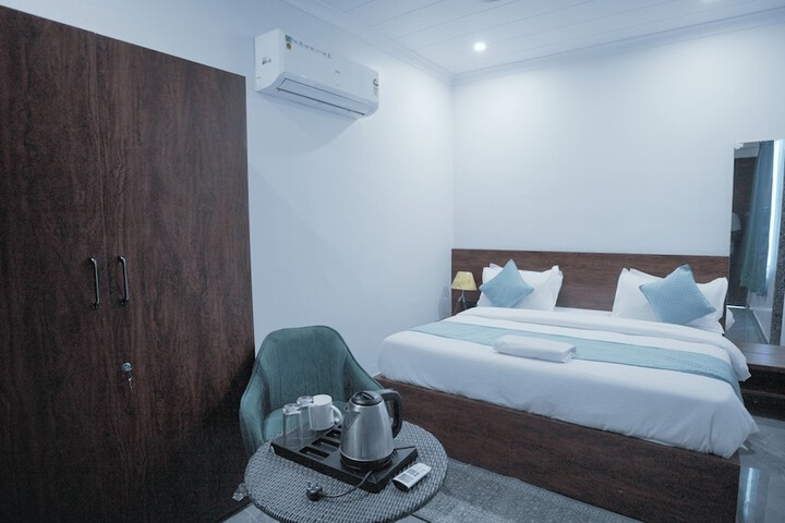 Room 27 of 33
