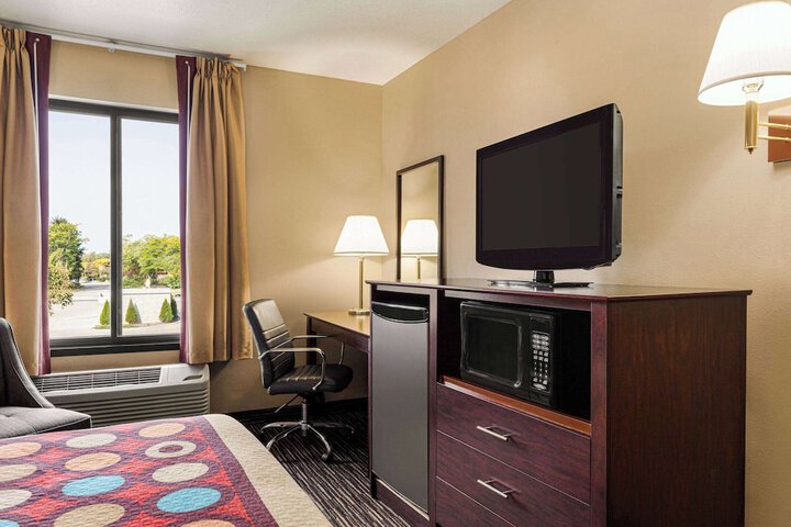 1 Queen Bed (6 of 24)