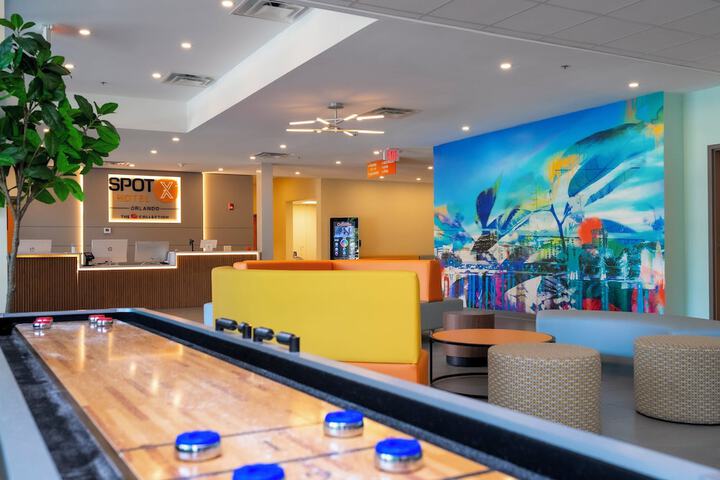 Lobby lounge