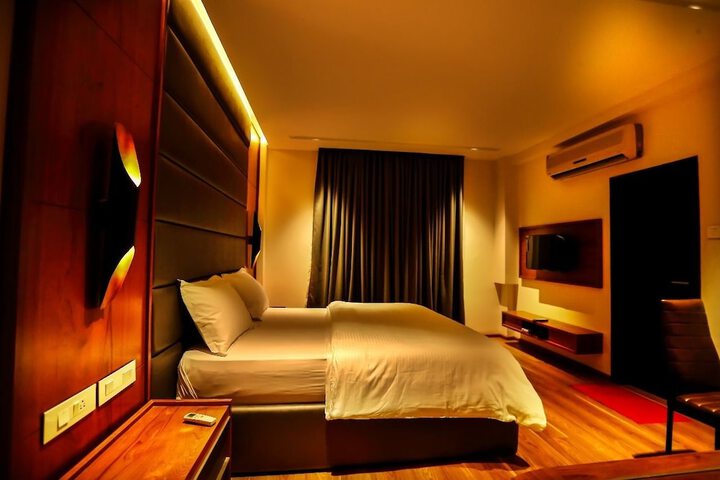 Room 5 of 32