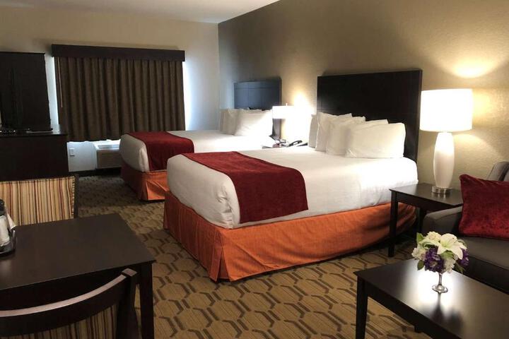 2 Queen Beds (1 of 16)