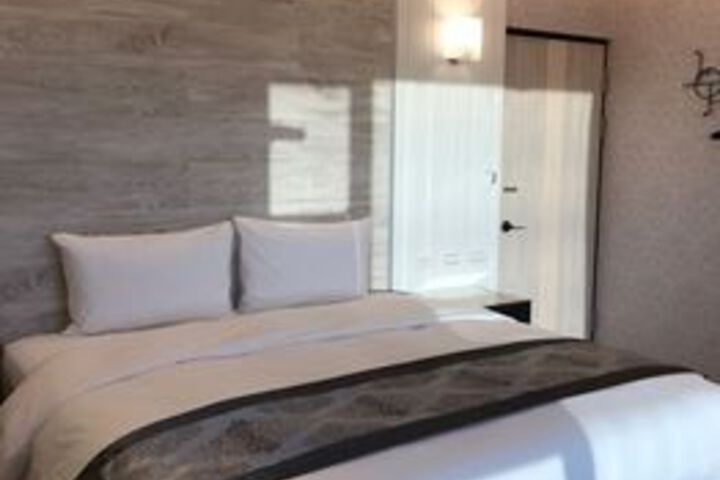 Room 16 of 48