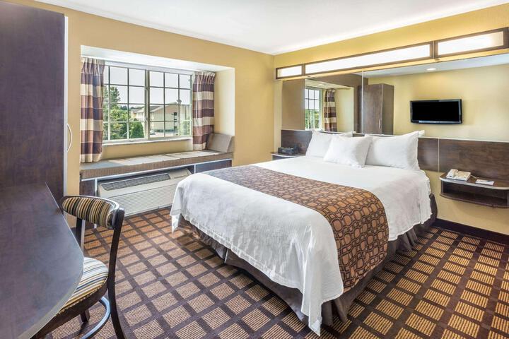 1 King Bed (2 of 8)