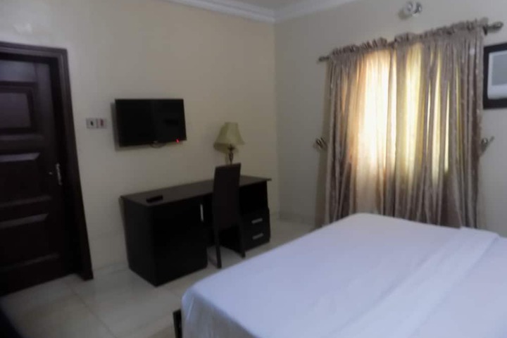 Room 6 of 15