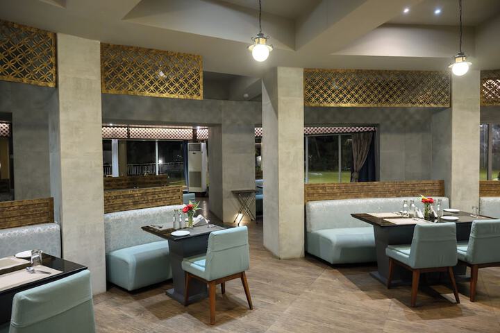 Dining 48 of 68