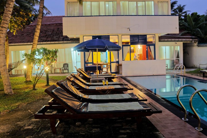 Hotel with Pool