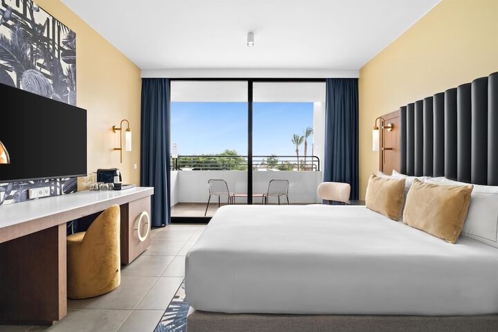 Room 28 of 170