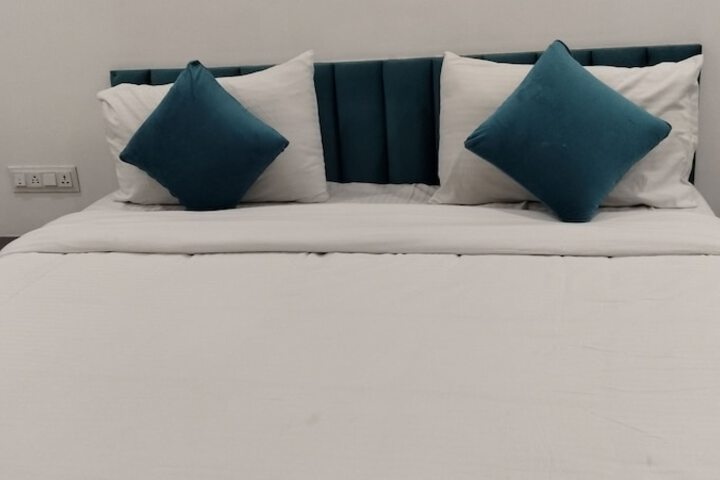 Room 8 of 16