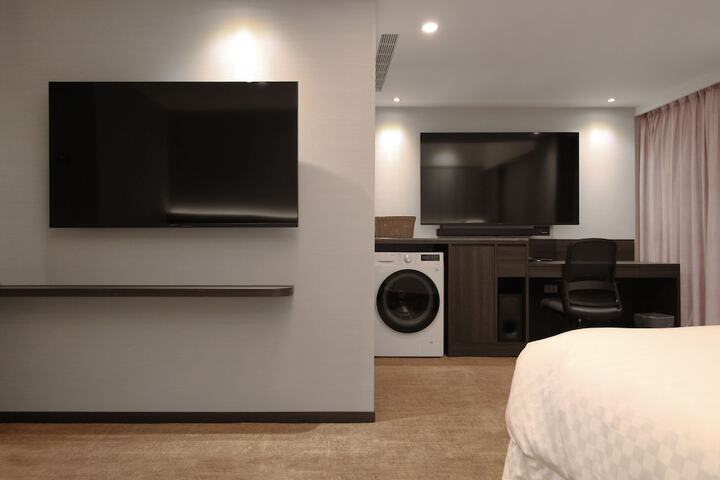 Room 11 of 32