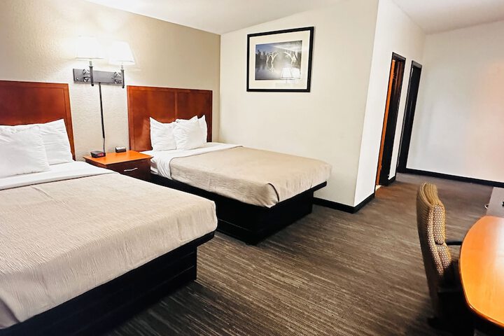 2 Double Beds Accessible (11 of 14)