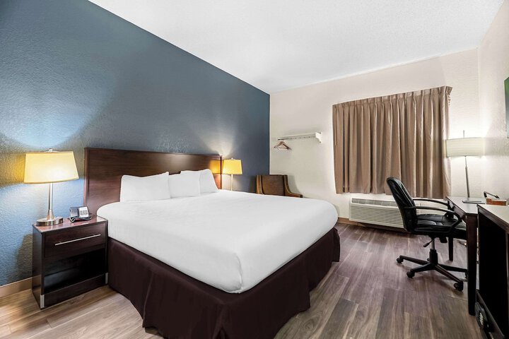 1 King Bed (12 of 12)