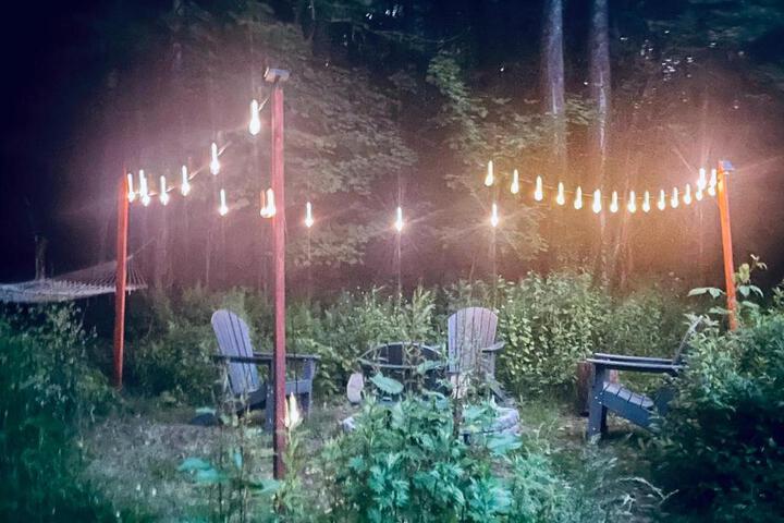 Cozy Cottage with Jacuzzi Sauna, Fire Pit and Reading Nook!