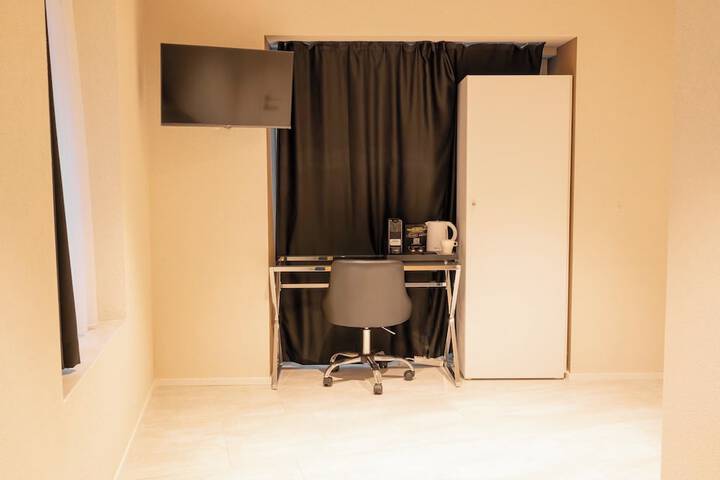 Room 4 of 33