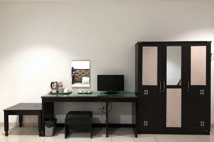 Room 13 of 32