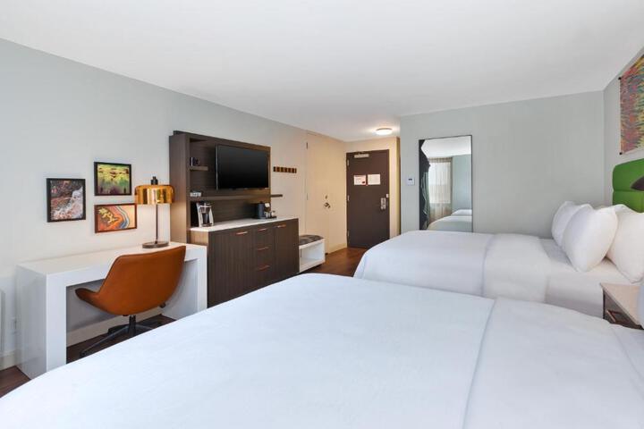 1 Queen Bed (2 of 18)
