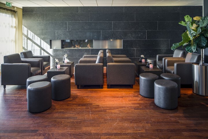 Lounge 36 of 43