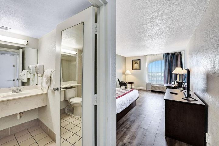 2 Queen Beds Accessible (1 of 10)