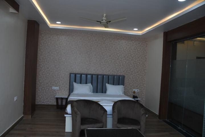 Room 5 of 18