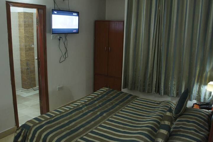 Room 6 of 16
