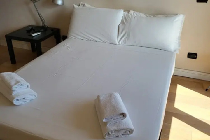 Room 6 of 18