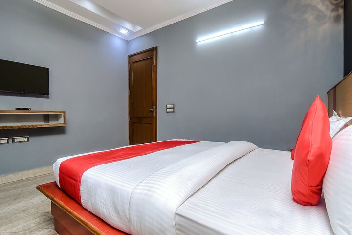 Room 9 of 32